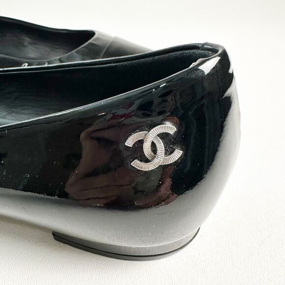 CHANEL Black Patent Leather CC Logo Ballet Flats Size 38.5 Pointed Almond Cap To - Picture 8 of 13